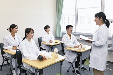 Advanced study of specialized fields and practical training at medical and welfare facilities
