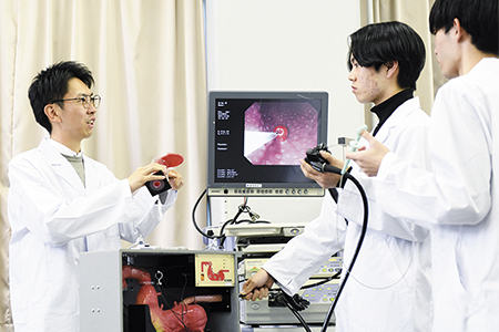 The laboratory courses offer practice sessions using actual medical equipment and simulators as pre-clinical training