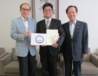 最優秀賞受賞の大畑太さんと、 髙木理事長(右側)及び豊田学長(左側)