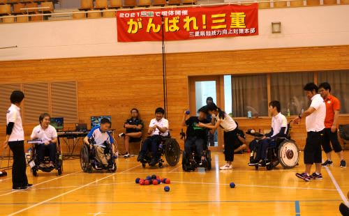 パラリンピック事前強化合宿に学生と教員